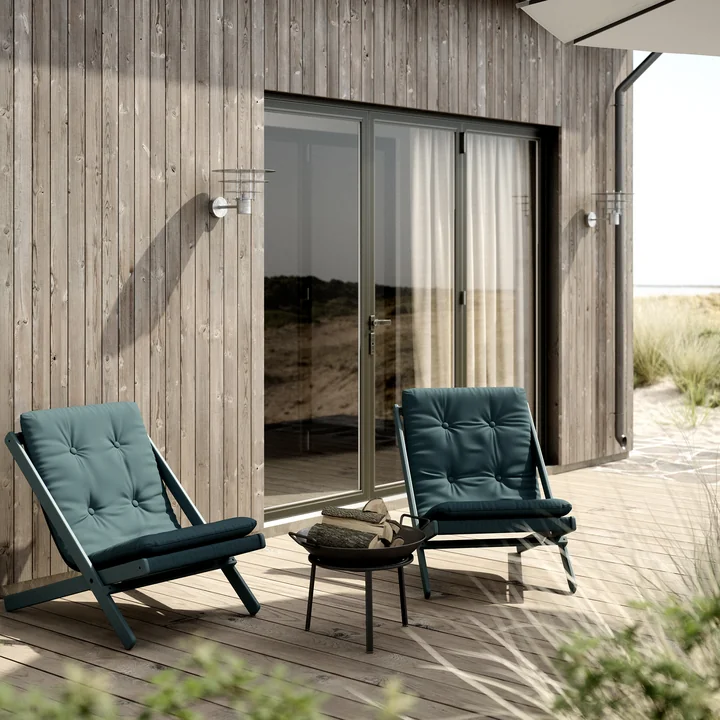 Der Boogie Klappstuhl von Karup Design auf der maritimen Holzterrasse