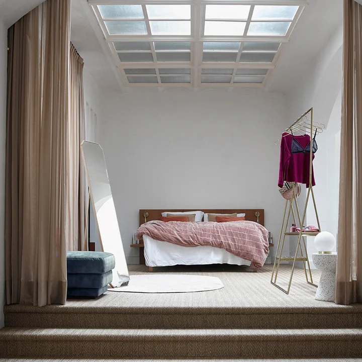 Der Messing Standspiegel von HKliving im hellen Schlafzimmer