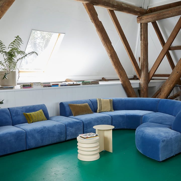 Der Metall Beistelltisch von HKliving mit einer blauen Couch