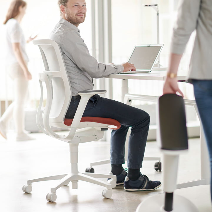 Der ergonomische AT Mesh Bürodrehstuhl von Wilkhahn im Büro