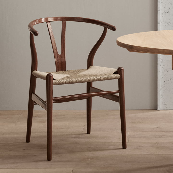 Der CH24 Wishbone Chair in der Birthday Edition 2021 von Carl Hansen neben einem Eichentisch