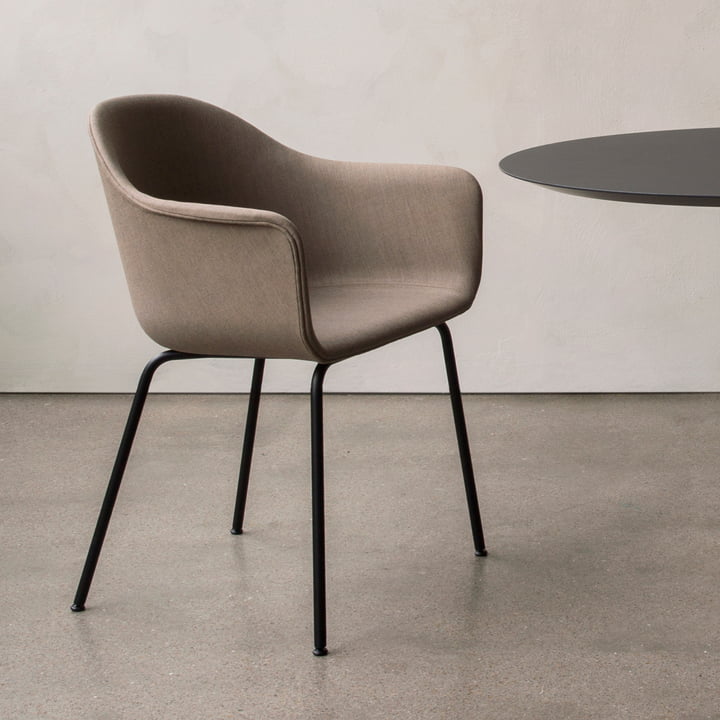 Der elegante Harbour Chair von Audo füllt den Raum