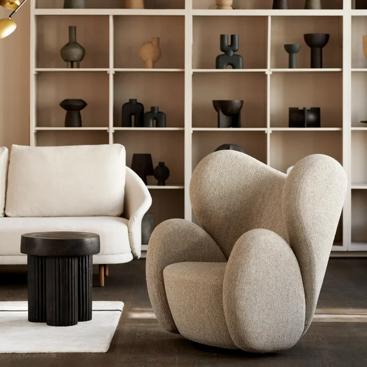 Der Gear Beistelltisch von Norr11 mit geriffelten Beinen