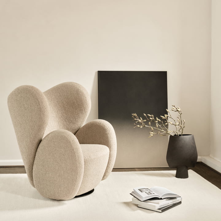 Der drehbare Big Big Sessel von Norr11 im Wohnzimmer