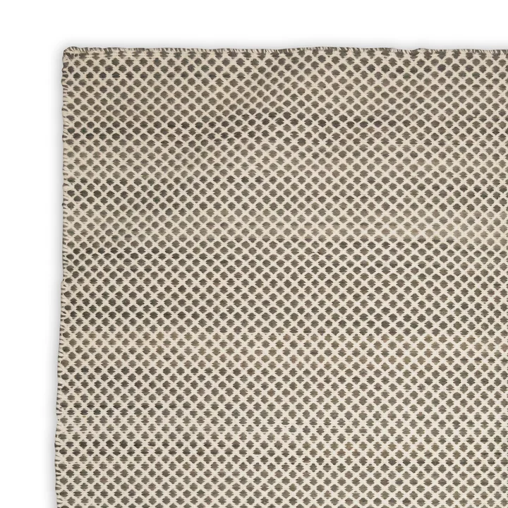 Der Kelim Wendeteppich aus der Collection wird handgefertigt