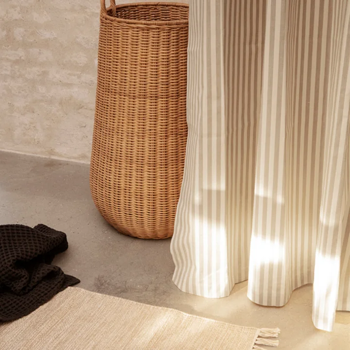 Chambray Duschvorhang, Melange Badematte und Rattan Wäschekorb von Ferm Living