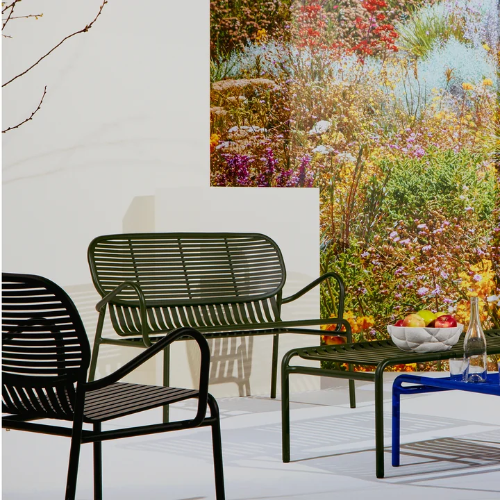 Das Week-End Sofa Outdoor von Petite Friture bietet hohen Komfort