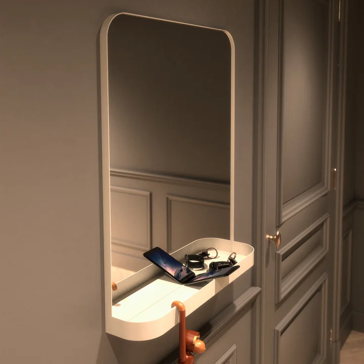 Der Signatures TB600 Spiegel mit Ablage von Frost erfüllt mehrere Funktionen