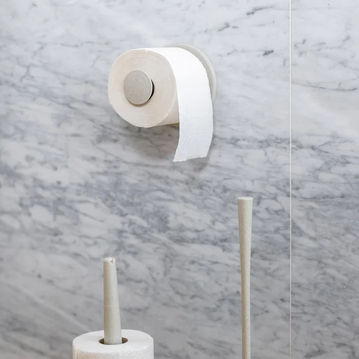 Plug'n Roll Toilettenpapierhalter (Recycelt) von Koziol in desert sand
