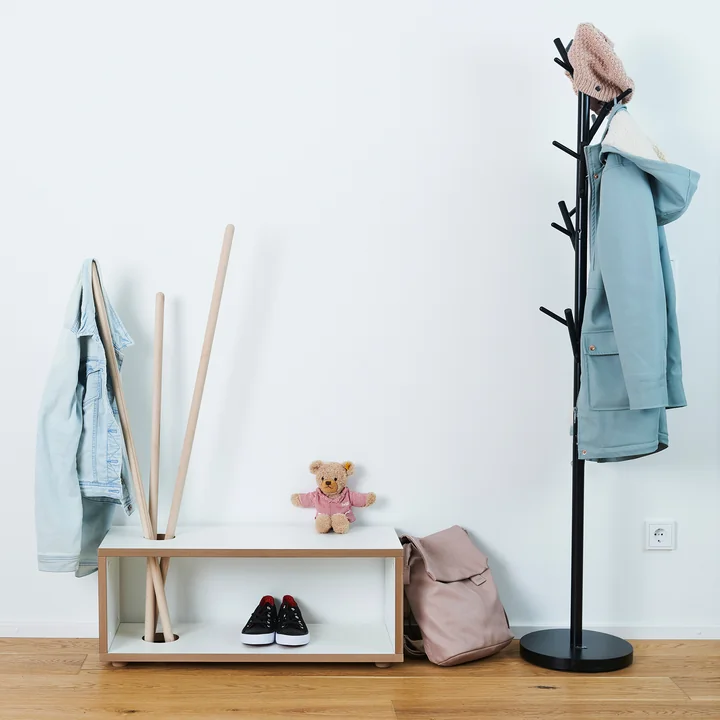 ordnung Kinder Garderobe und Bank von Tojo in weiss / Buche