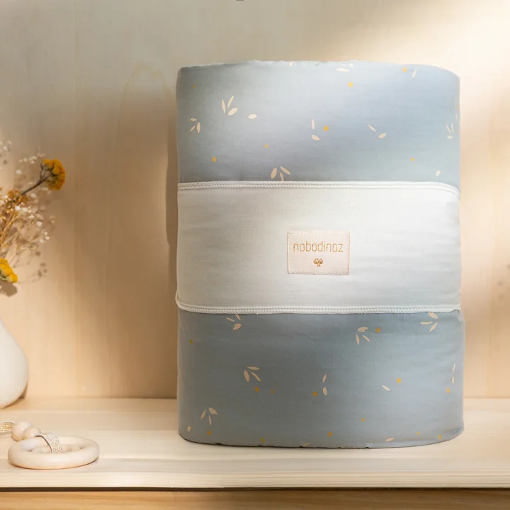 Nest Babybett Umrandung von Nobodinoz in willow soft blue