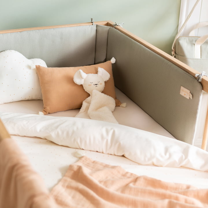  Nest Babybett Umrandung mit Wabenstruktur von Nobodinoz in laurel green