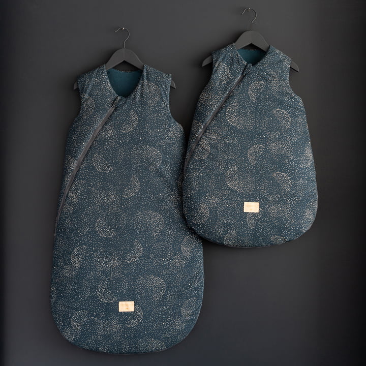 Cocoon Baby-Schlafsack von Nobodinoz in der Farbe gold bubble / night blue 