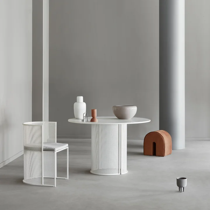 Bauhaus Esstisch und Stuhl Outdoor von Kristina Dam Studio 