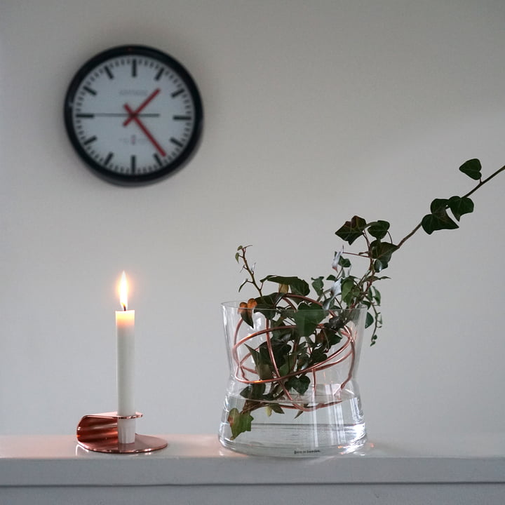Der Kerzenhalter Nightlight von Born in Sweden mit leuchtender Kerze