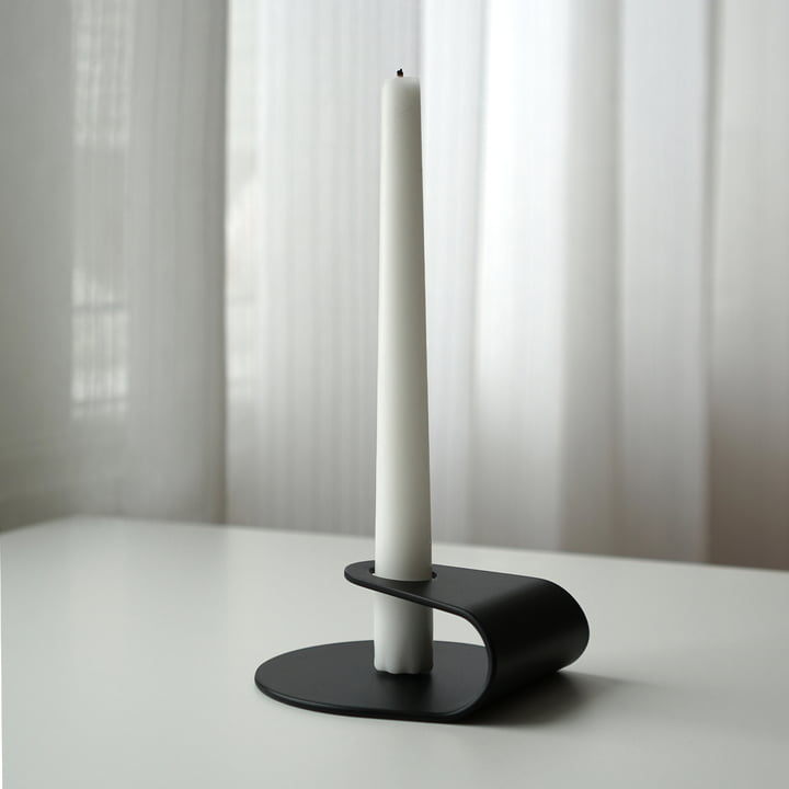 Der schwarze Kerzenhalter Nightlight von Born in Sweden ist besonders elegant