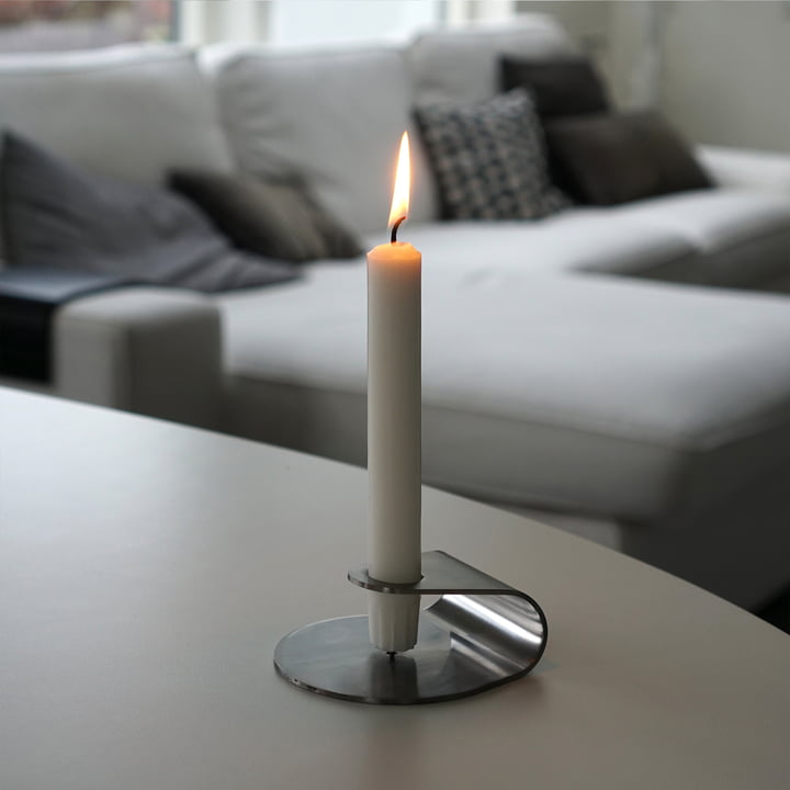 Der Kerzenhalter Nightlight von Born in Sweden besteht aus einer Stahlplatte