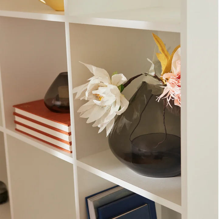 Das Uno Windlicht und Vase von AYTM im Regal