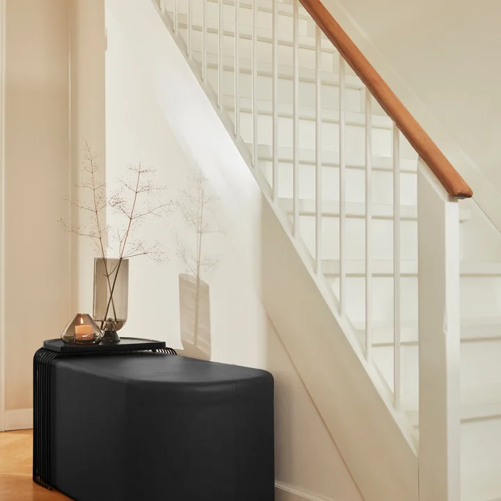 Die Glacies Vase auf dem Sessio Pouf von AYTM im Flur