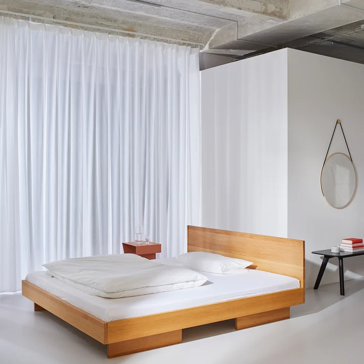 Massivholz-Bett mit Kopfteil