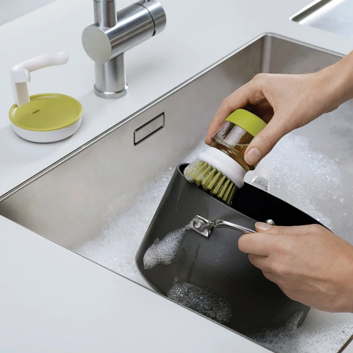 Palm Scrub Spülbürste mit Spülmittelspender von Joseph Joseph 