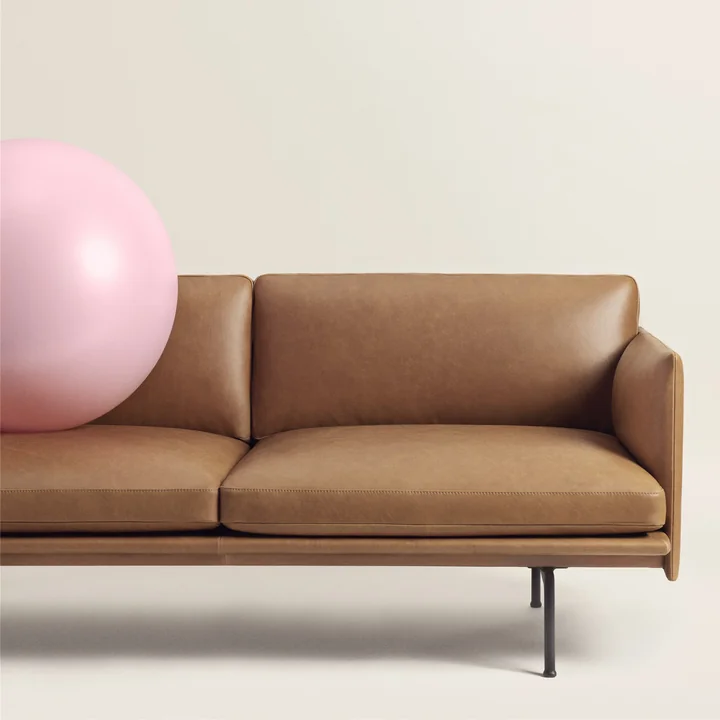 Outline Sofa 2-Sitzer, Cognac silk leather / verkehrsschwarz (RAL 9017) von Muuto