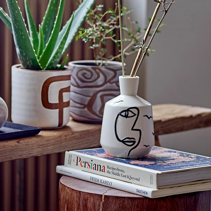 Norma Vase, H 15,5 cm in weiss und der Lija Blumentopf von Bloomingville