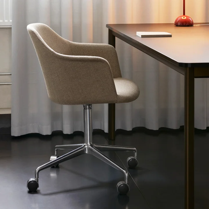 Zeitloser Polsterstuhl mit Rollen