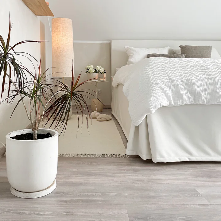 Kelim Teppich in offwhite und der beige Übertopf mit Untersetzer aus der Collection im Schlafzimmer von @scandi.living