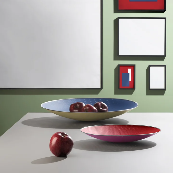 Cohncave Schalen von Alessi in den Farben blau und rot