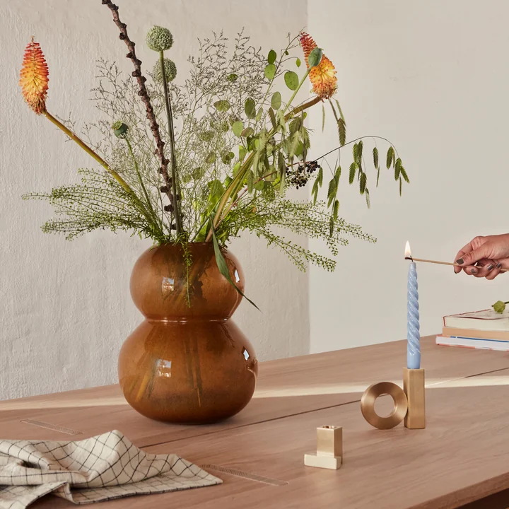 Lasi Vase Large, H 30 cm, amber & Baari Kerzenhalter & Square Kerzenhalter von OYOY