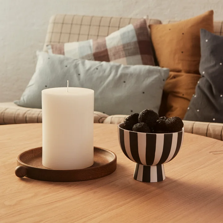 Toppu Schale Ø 12,6 x H 10 cm in weiss / schwarz und Inka Holztablett von OYOY
