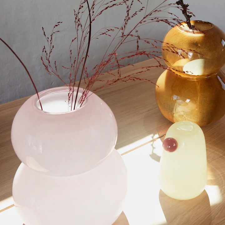 Inka Vase Small, H 20 cm in vanille und Lasi Vasen von OYOY