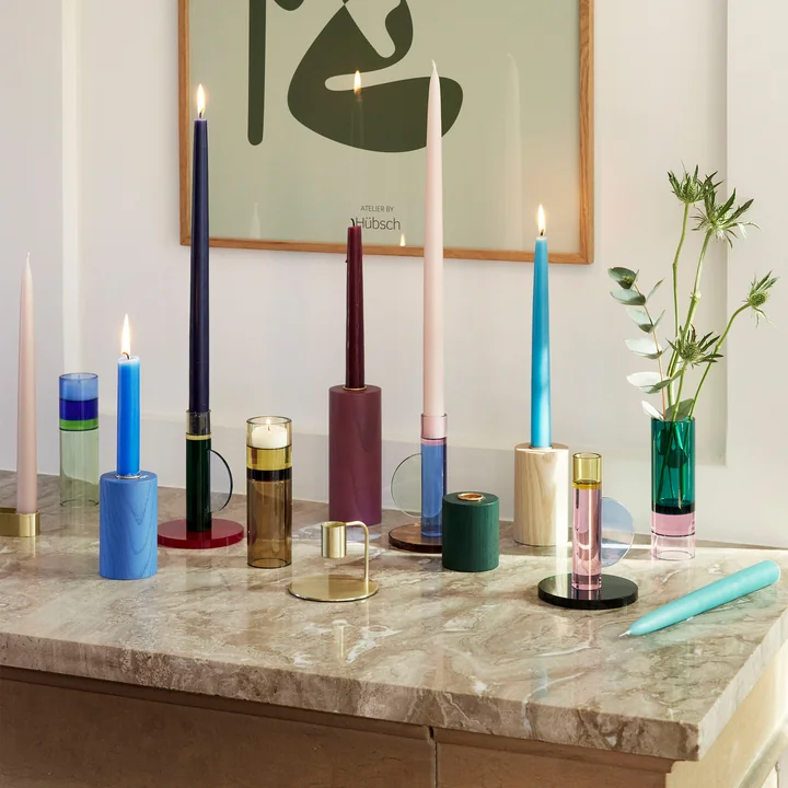 Bunter Holzkerzenhalter im Wohnzimmer