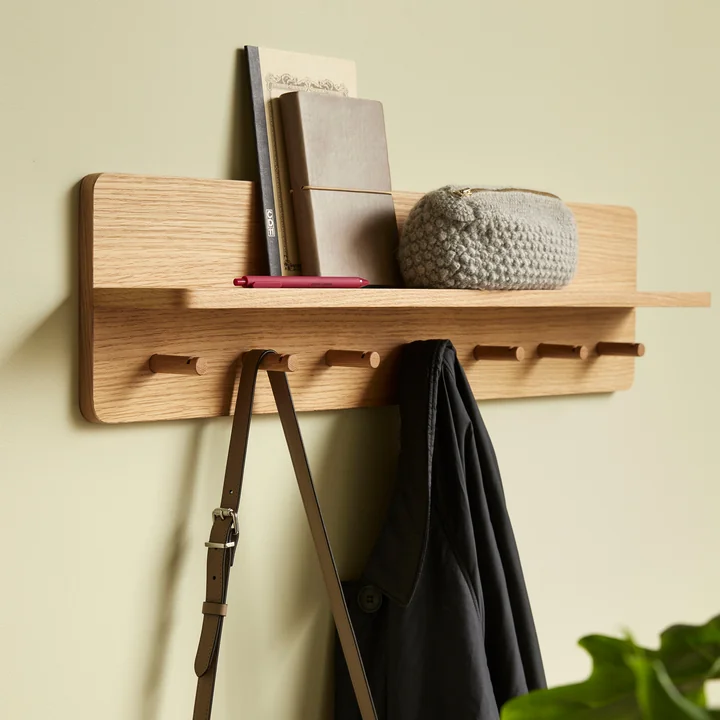 Kleiderhaken mit Regal aus Holz