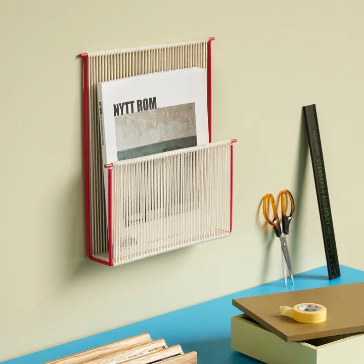 Stylischer Magazinhalter über dem Schreibtisch