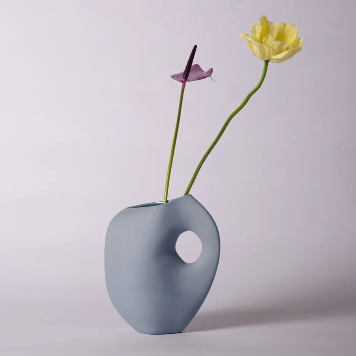 Aura Vase I von Schneid in powder blue
