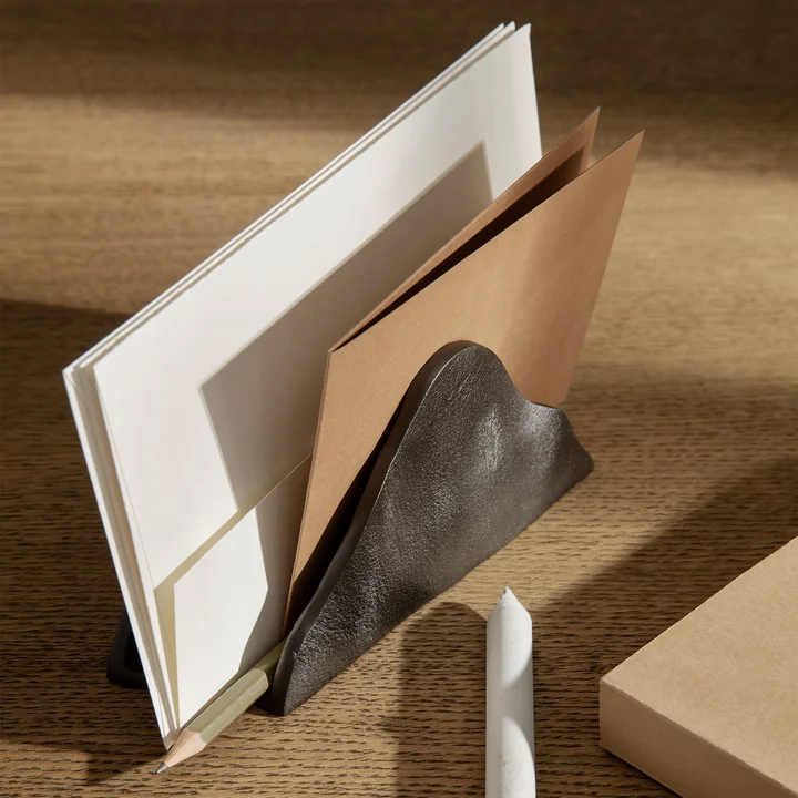 Yama Briefständer von Ferm Living in der Farbe schwarz