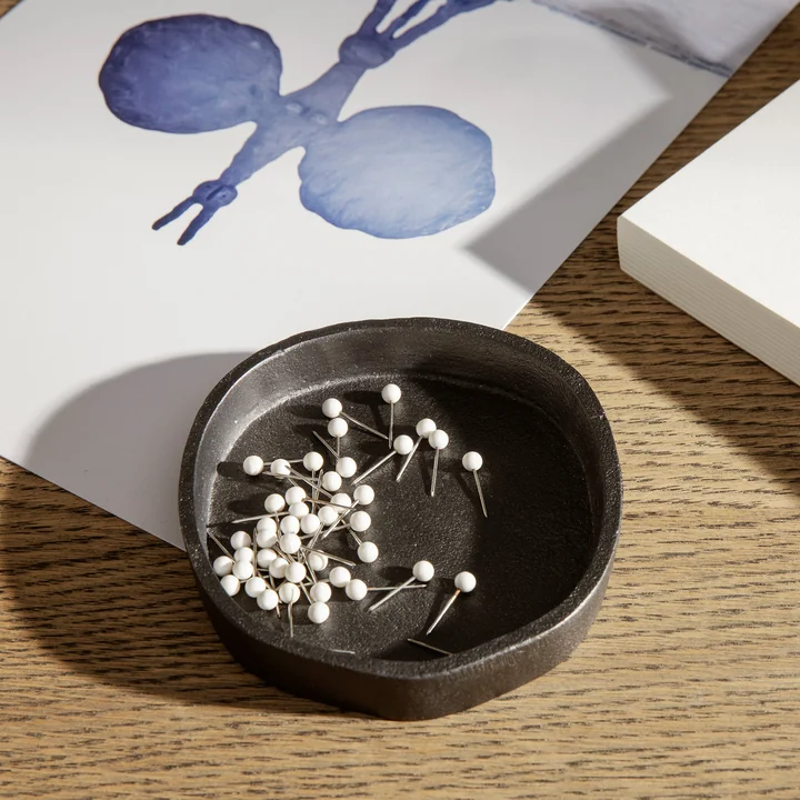 Yama Ablage rund von Ferm Living in der Farbe schwarz