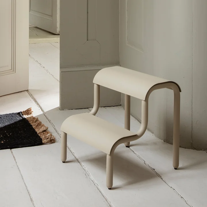 Up Step Multifunktionaler Hocker von Ferm Living in der Farbe cashmere