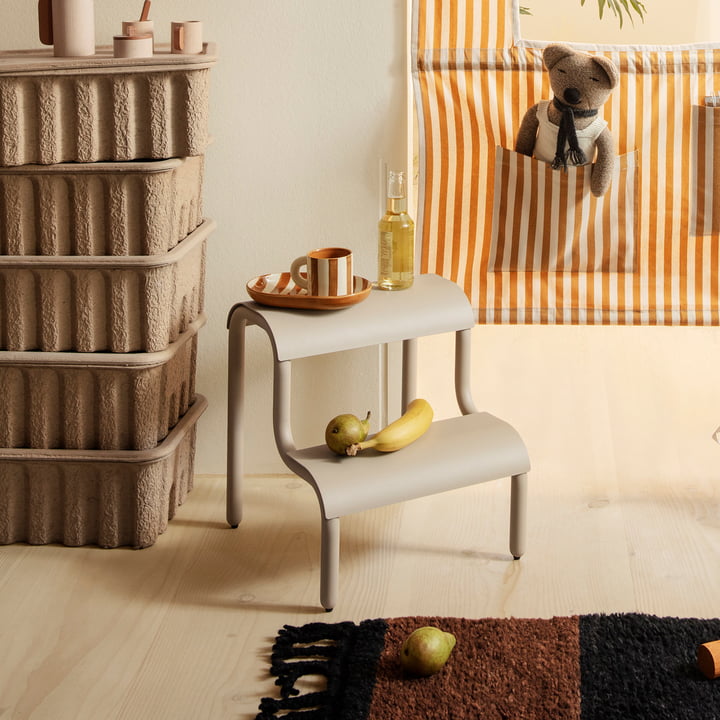 Up Step Multifunktionaler Hocker von ferm Living in der Ausführung cashmere