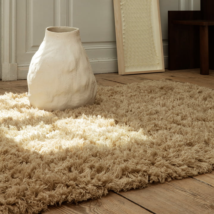 Meadow Hochflor Teppich von ferm Living in der Farbe light sand