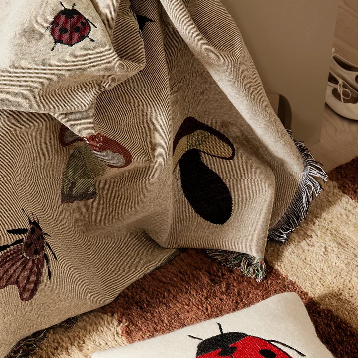 Forest Decke und Wanddeko von Ferm Living in der Farbe sand