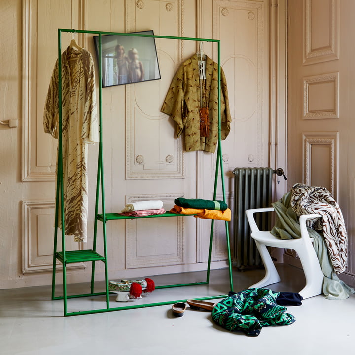 Garderobe mit Kleiderbügeln und Garderobenhaken von HKliving in der Farbe fern green