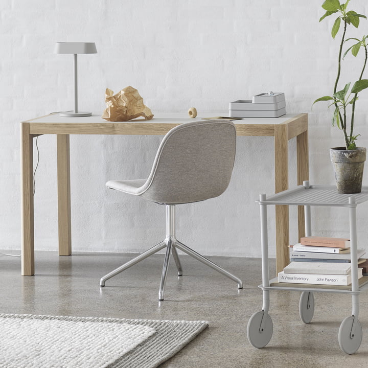 Workshop Schreibtisch von Muuto in der Ausführung Eiche / warmes grau