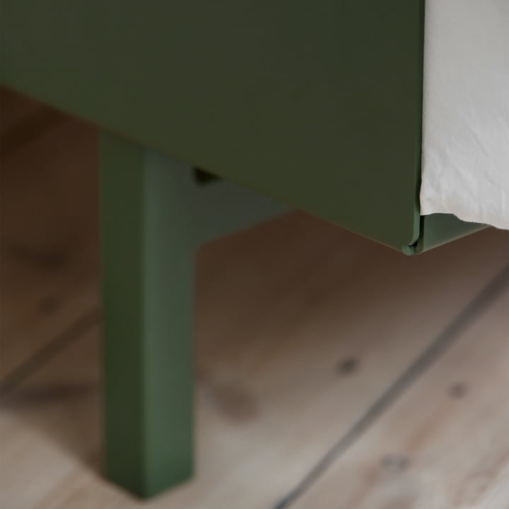 Bett von Moebe in pine green