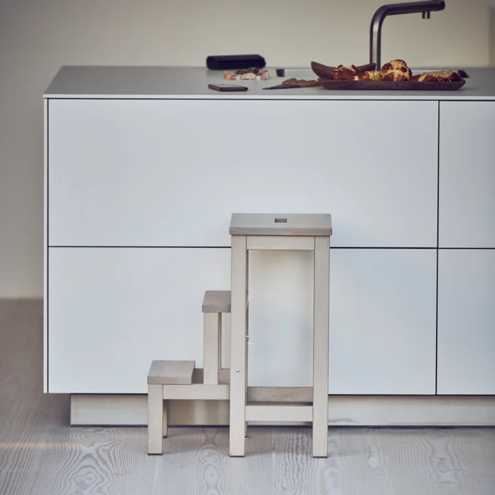 Soho Hockerleiter, 3 Stufen von Jan Kurtz in hellgrau