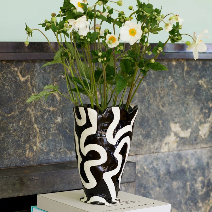 Jessica Hans Shadow Vase in den Farben schwarz / weiss