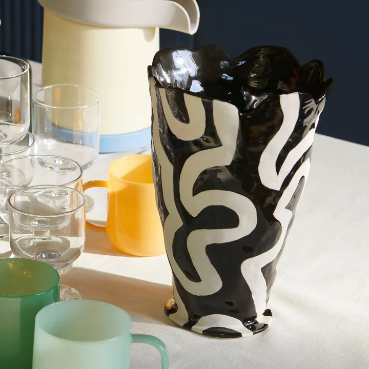 Jessica Hans Shadow Vase in den Farben schwarz / weiss