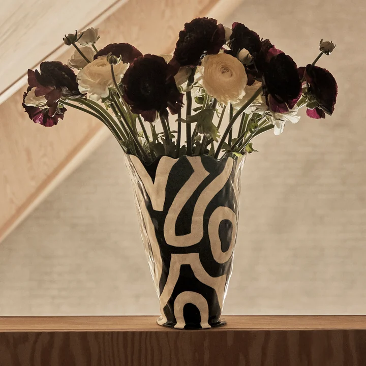 Jessica Hans Shadow Vase von HAY in den Farben schwarz / weiss